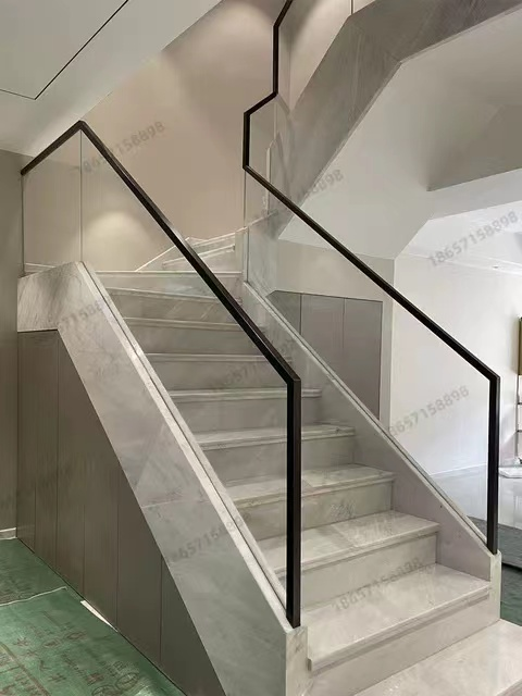 不锈钢装饰楼梯扶手，增加家居的整体品质感